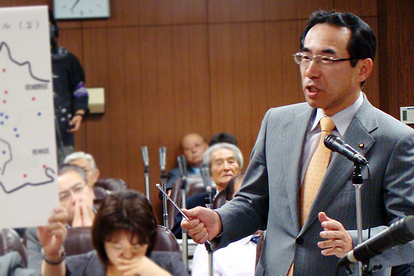 議会で質問をする斎藤のりお